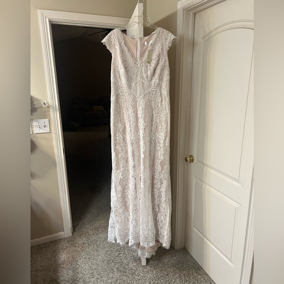 Tadashi Shoji for BHLDN Fiorelle Wedding Gown 14 - Picture 13 of 13